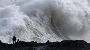 У берегов Франции начались поиски попавшего в шторм пожилого моряка