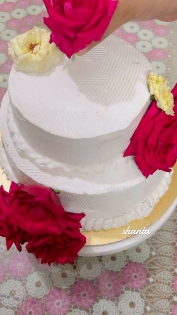 Easy cake decor idea with real flowers.#shorts #shortvideo #cakedecorating #cakeshorts #food