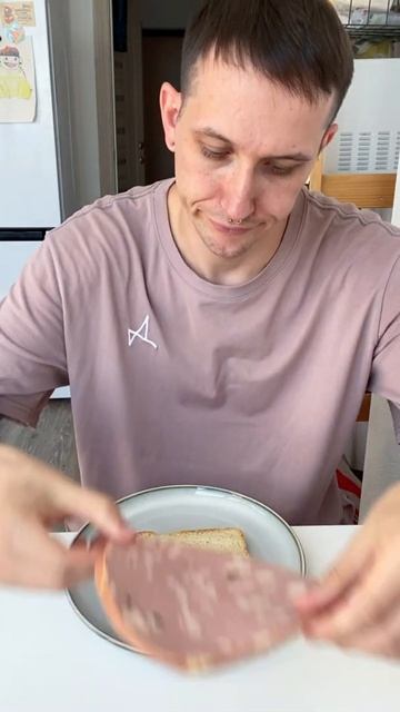 КАК положить колбасу на хлеб смотреть онлайн