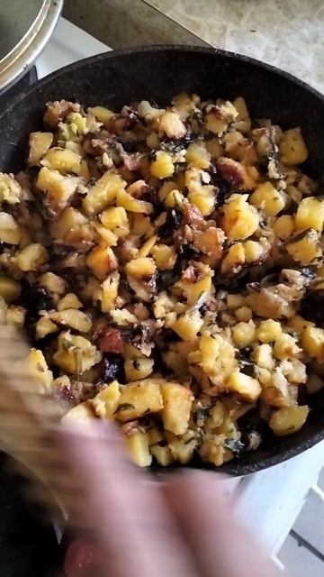 ЖАРЕНАЯ КАРТОШКА НА ОБЕД И САЛАТ ИЗ ОГУРЦОВ смотреть онлайн