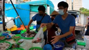 香魚在賣身體健康的啦 南投市海鮮拍賣海師傅南投市果菜市場海鮮叫賣