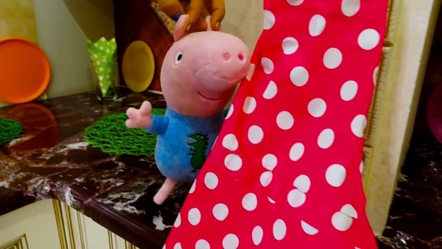 Oyuncaklar ile yemek yapma oyunu. Peppa Pig oyuncak pasta yapıyor