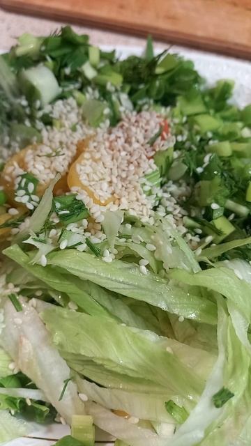 ПОЛЕЗНЫЙ САЛАТИК С КУНЖУТОМ! #short #shorts #shortsvideo #рецепты #кулинария #еда смотреть онлайн