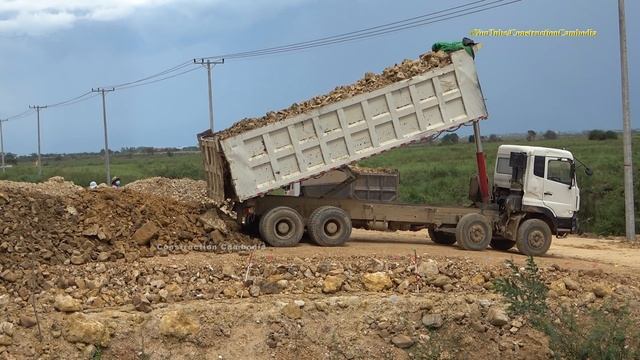 Dongfeng Dump Truck Unloading Soil Build Road