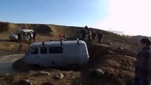 УАЗ буханка ездить на гонках по бездорожью в грязи