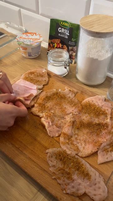 Куриные рулетики с ветчиной и сыром смотреть онлайн