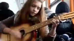 Девушка поет в электричке,красиво