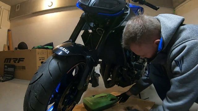 Wymiana oleju w Mt09 смотреть онлайн