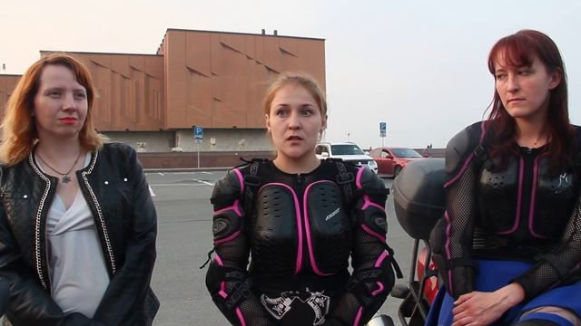 Во время интервью с байкершами на площадь влетели дрифтующие машины смотреть онлайн