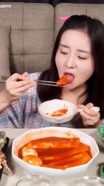 Korean Tteobokki, Boiled Egg, Blood Sausage, Fried Octopus, Fried Fish Cake W/ Ox Lung смотреть онлайн