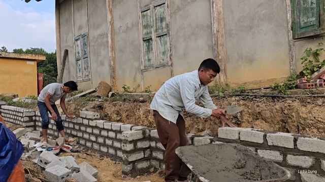 Despite her mother's objection, Tien still cares for and helps Tu Dung. смотреть онлайн