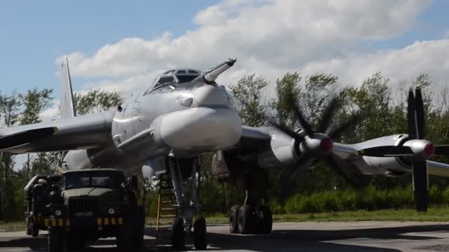 Дягилево. Бомбардировщик Ту-95 готовится к взлёту