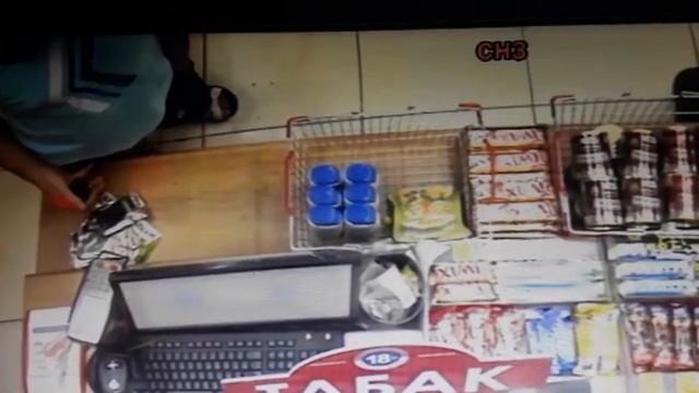 В Саратове супруги оплачивали покупки найденной картой смотреть онлайн