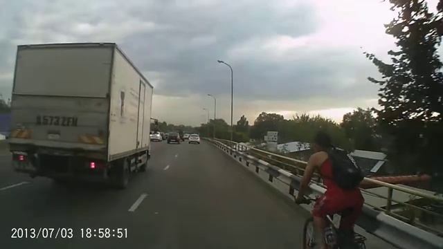 Велосипедист - тоже участник движения "Автоклуб" смотреть онлайн