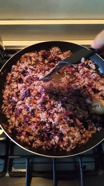 Purple cabbage fried rice, herbed chicken with Brussels sprouts, and sautéed spinach with tomato. смотреть онлайн