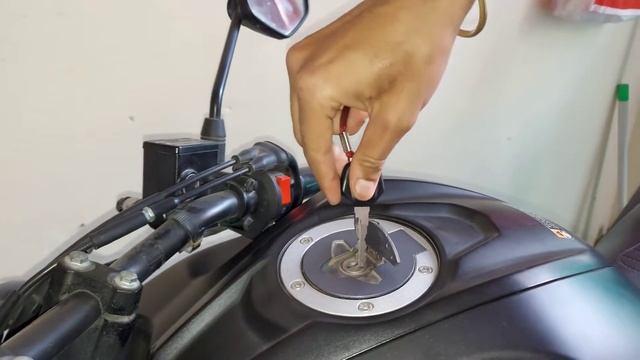 Bike fuel tank Drainage hole | Water drainage hole छोटी सी चीज़ बड़े काम की смотреть онлайн