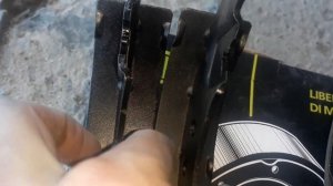 Меняем задние тормозные колодки "Весты" с барабанными тормозами и регулируем ручной тормоз.