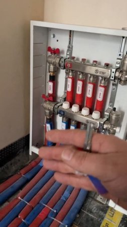 Как спрятать коллектор отопления в мебельном шкафу?