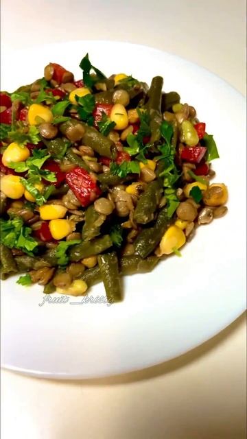 САЛАТ С ЧЕЧЕВИЦЕЙ, СТРУЧКОВОЙ ФАСОЛЬЮ. смотреть онлайн