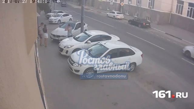 Молодая пара фотографируется на BMW