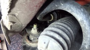 Скрип в подвеске Nissan Leaf - возможно поможет смазка втулок стабилизатора