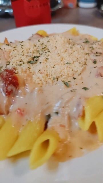 Tasty Alfredo sauce over Penne noodles #share #shorts #foodie #food #foodlover #foodporn смотреть онлайн