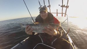 Лосось клюет один за другим. Морская рыбалка. Троллинг