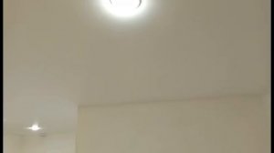 Белые матовые натяжные потолки в квартире-студии.