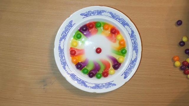 Сделал радугу из Skittles | DIY | блог | очень вкусная радуга | Roflex смотреть онлайн