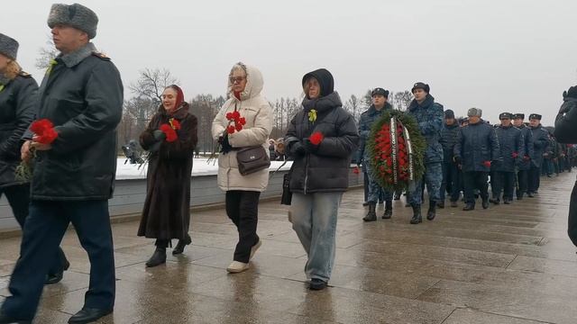 Возложение цветов к монументу "Мать-Родина"