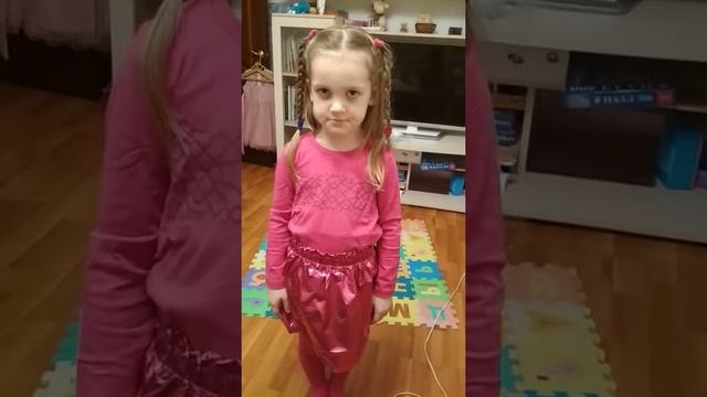 Катя примеряет юбочку и кофточку