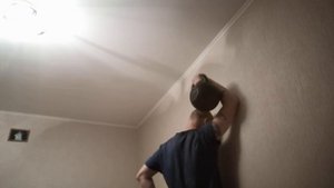 Трицепс у стены с гирей 16 кг на 20 раз