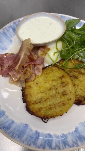 Приготовил Вкуснейшие Драники,с яйцом пашот и беконом#shorts#short смотреть онлайн