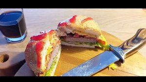 Бургер! 
Кровавый бургер! 😋 Приготовление бургера дома! Необычный сюжет!