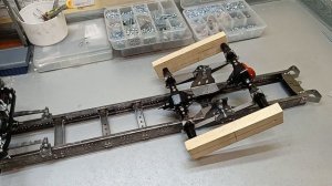 Сборка задней балансирной подвески на грузовике 6х6 в масштабе 1:10. Камаз 4310 часть 3.