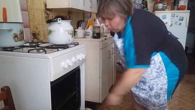 Бисквитные рулеты с яблочным повидлом. смотреть онлайн