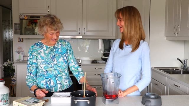 Bestemor's Amazingly Healthy Strawberry Jam (Vegan) смотреть онлайн