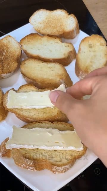 БРУСКЕТТЫ с грушей и сыром камамбер смотреть онлайн