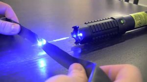 Лазерная указка. Очень Мощная, поджигает спички!