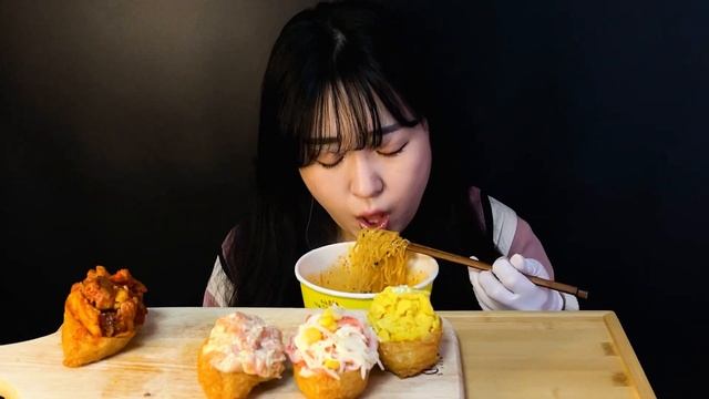 대왕유부초밥 먹방 토핑 듬뿍!!!참깨라면 컵라면이랑 조합 최고 | Mukbang ASMR смотреть онлайн