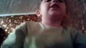 маленькая девочка поет