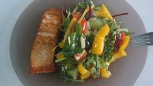 Рыба с салатом. Маринкины творинки