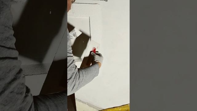 Декоративная штукатурка металлической тёркой наносится, пластиковой тёркой затирается. Церезит СТ60