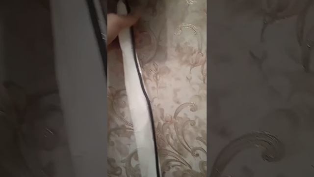 Как аккуратно закрыть шнур обоями.