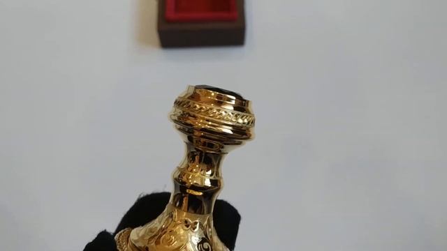 Подарочная настольная золотая печать с зелеными фианитами.
