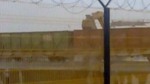 вот так разгружают в России вагоны с щебнем