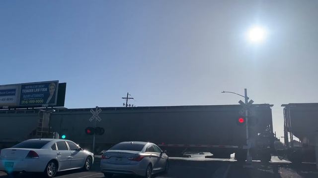 BNSF 6538 Grain Train With CN DPU South - E. Bianchi Road Railroad Crossing, Stockton CA смотреть онлайн