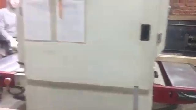 Шлифовка деталей на шлифовально-калибровальном станке