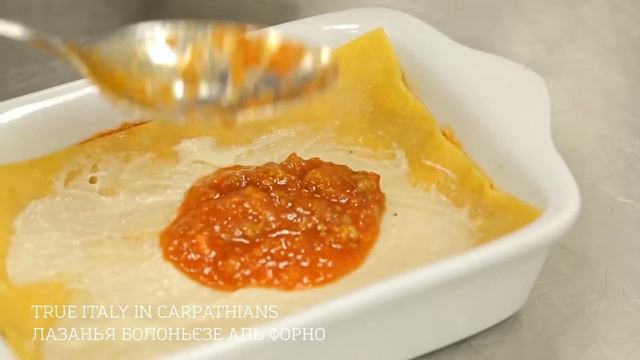 Лазанья болоньєзе аль форно у Osteria Italiana