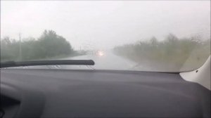 Очень сильный дождь, даже дворники не успевают..